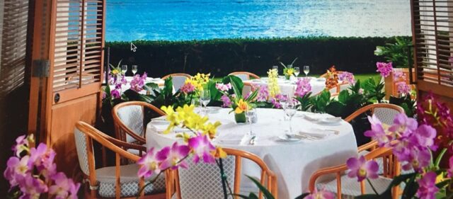 蘭の花で飾られたゴージャスなハレクラニのレストランの写真