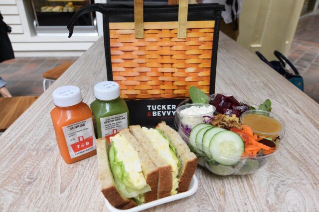 ハイアットリージェンシーワイキキのショッピングモール1階にある「タッカー＆べヴィピクニックフード」でテイクアウトした時のジュースやサラダ、サンドイッチの写真