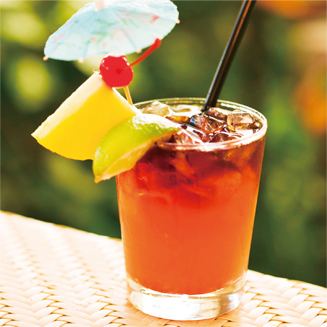 ロイヤルハワイアンのマイタイバーのオリジナルカクテル「ロイヤルマイタイ」のフルーツや傘のデコレーションが可愛い写真