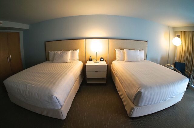ハイアットリージェンシーワイキキの2クイーンサイズベッドルームのベッドの写真