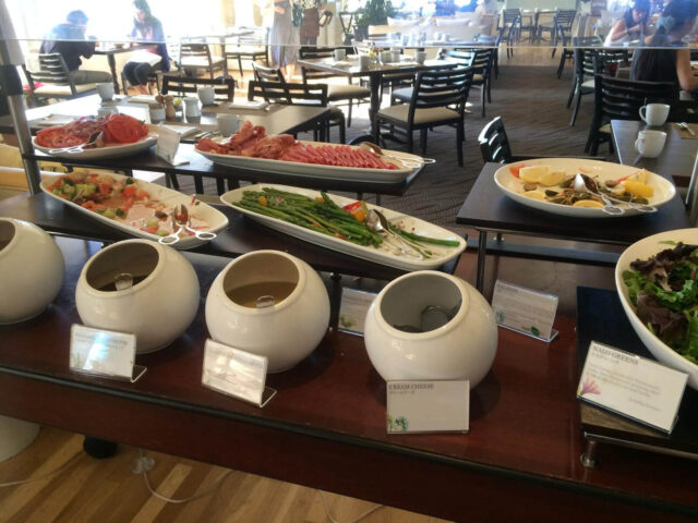 モアナサーフライダー「ベランダ」の朝食ブッフェ新鮮な野菜やハムなどが並ぶ写真