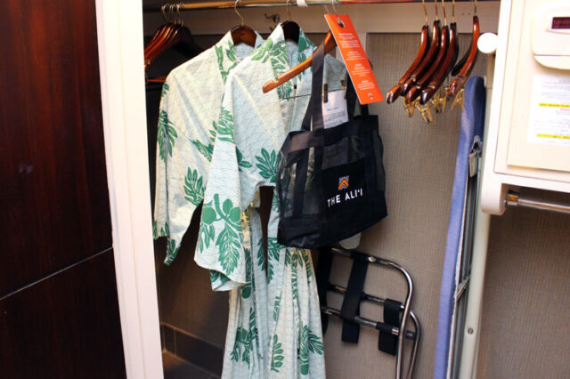 ヒルトンハワイアンビレッジ「ザ・アリイ」の室内着（浴衣）と便利なバッグの写真