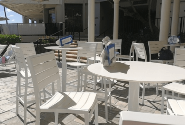 モアナサーフライダー「サーフライダーカフェ」の真っ白なイスやテーブルの写真
