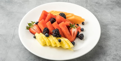 サーフラナイの朝食、取りたての新鮮な果物のプレート「市場の果物とベリー」の写真」
