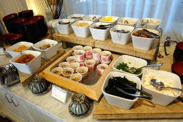 モアナサーフライダー「ベランダ」の朝食ブッフェで提供される和食の写真