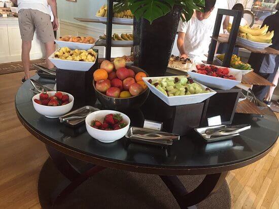 モアナサーフライダー「ベランダ」の朝食ブッフェのフ新鮮で多くの種類が並ぶルーツコーナーの写真
