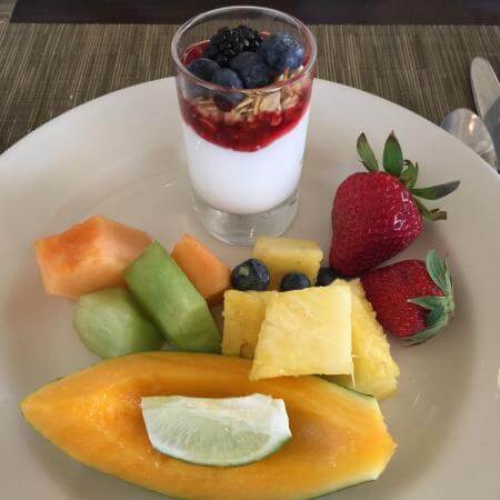 モアナサーフライダー「ベランダ」の朝食ブッフェ、フルーツとヨーグルトの写真