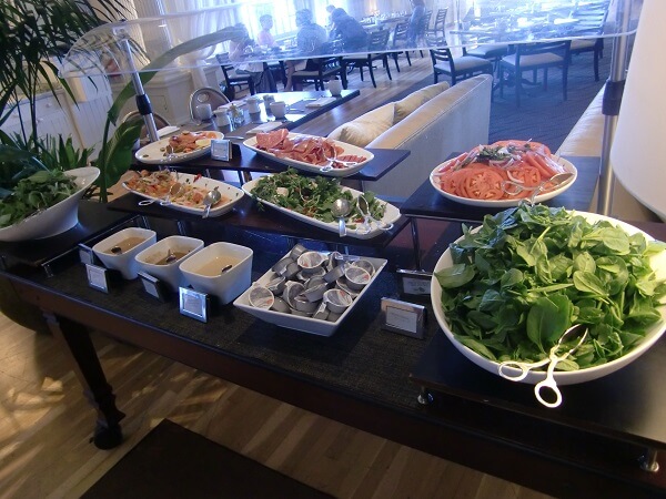 モアナサーフライダー「ベランダ」の朝食ブッフェで提供されるハワイ産の新鮮な野菜の写真