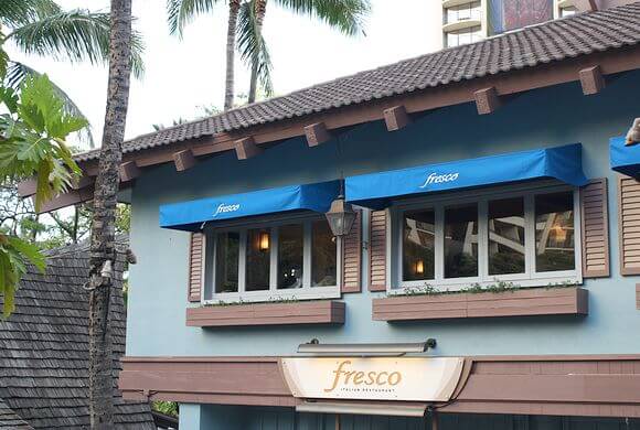 ヒルトンハワイアンビレッジ内レインボーバザール2階にあるおしゃれなイタリアンレストラン「フレスコ・イタリアン・レストラン」の外観の写真