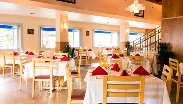 ヒルトンハワイアンビレッジ内の「フレスコ・イタリアン・レストラン」の明るい店内の写真
