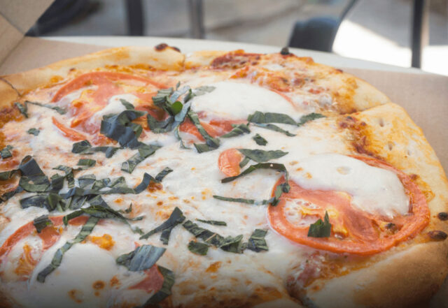 ヒルトンハワイアンビレッジ「ハウツリーカンティーナ」の人気メニュー「ピザ・マルゲリータ」の写真