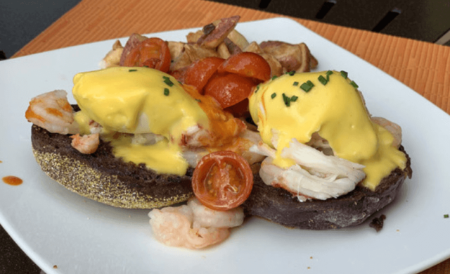 ヒルトンハワイアンビレッジ「トロピックス・バー&グリル」の朝食メニュー「シーフード・ベネディクト」の写真