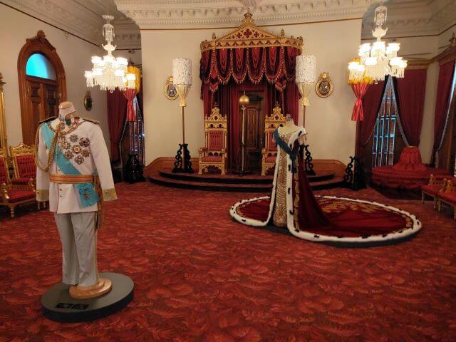 赤を基調としたイオラニ宮殿の玉座と、王・王妃の装束の写真
