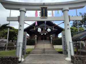 ハワイ出雲大社の白い鳥居と本殿を撮影した写真