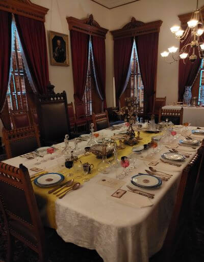 イオラニ宮殿のダイニング、紋章の付いた食器やカトラリーが整然と並んでいる様子を撮影した写真