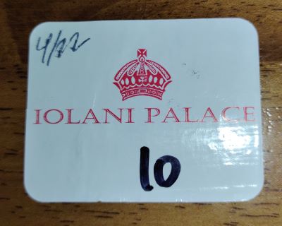 イオラニ宮殿見学のツアー参加時に服などに貼っておくステッカーの写真