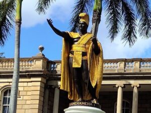 黄金の衣装をまとった凛々しいカメハメハ大王像の写真