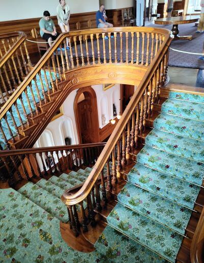 イオラニ宮殿の2階から見た、美しい曲線を描く階段を撮影した写真