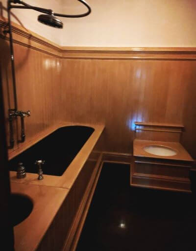 イオラニ宮殿のバスルームの、水洗トイレと温水シャワー、バスタブを撮影した写真
