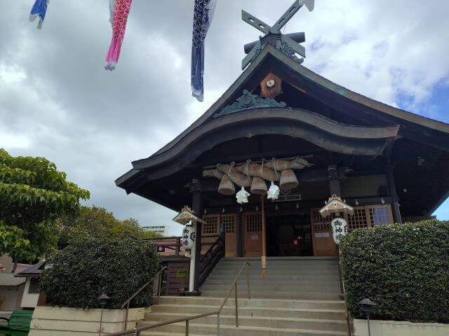 ハワイ出雲大社の本殿、大きなしめ飾りがしつらえてある写真