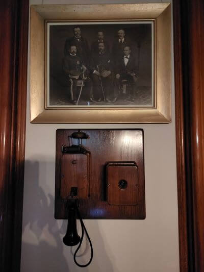 イオラニ宮殿の国王の執務室の中にある電話の写真