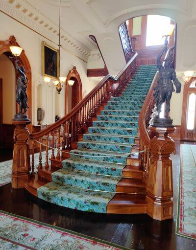 イオラニ宮殿の2階へ通じる、貴重なコアの木材を使った美しい階段の写真