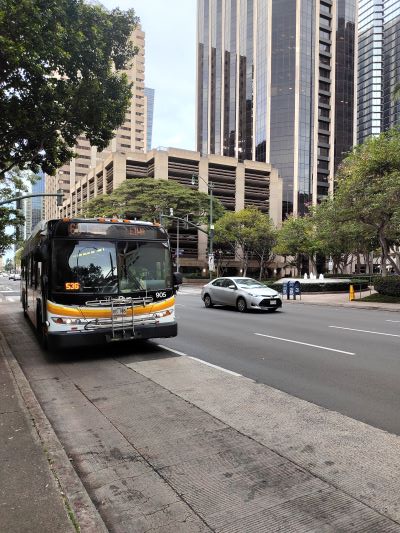 クアロアランチに行くために、早朝、バス停で乗り換えのバスが来た時の様子を撮影した写真