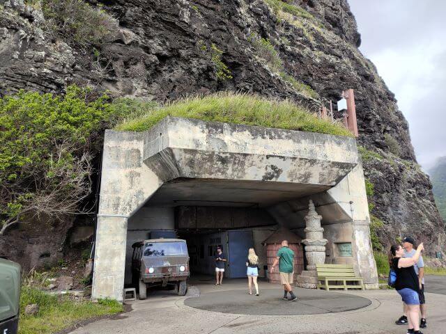 映画ロケ地ツアーの最初の見学地。断崖に作られた要塞の中に入る様子を撮影した写真