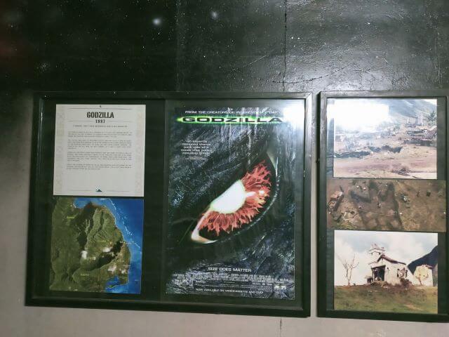 要塞の中の展示物、「ゴジラ」のポスターの写真