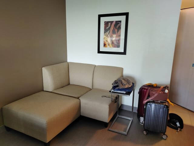 ホリデイインエクスプレス＆スイーツ・カイルアコナのソファーや備品の写真