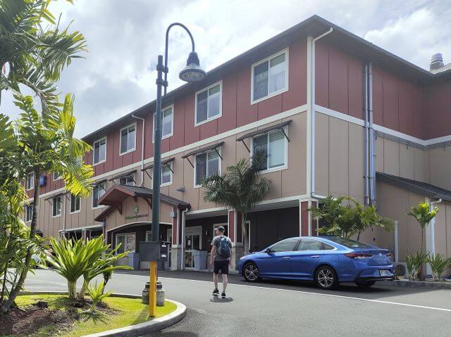 ハワイ島カイルアコナのイチ押しホテルホリデイインカイルアコナの外観を撮影した写真