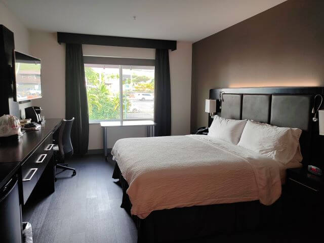 ホリデイインエクスプレス＆スイーツ・カイルアコナのキングサイズベッドルームの部屋の写真。ベッドがとても大きい。