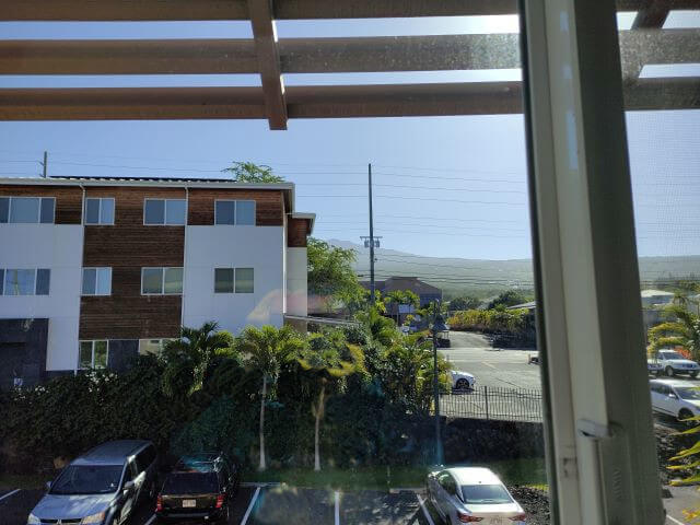 ホリデイインエクスプレス＆スイーツ・カイルアコナの2階の窓からの眺めを撮影した写真