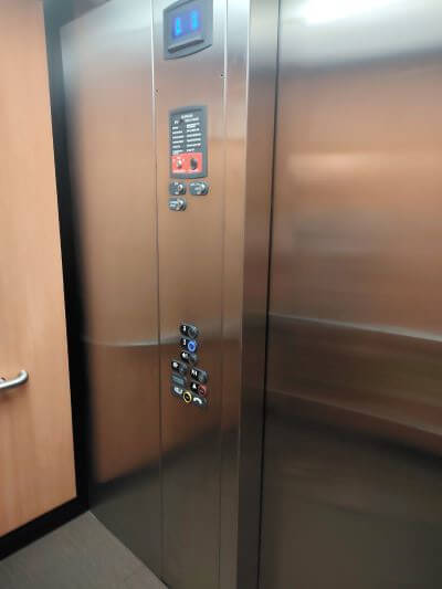 ホリデイインエクスプレス＆スイーツ・カイルアコナのエレベーター内部の写真