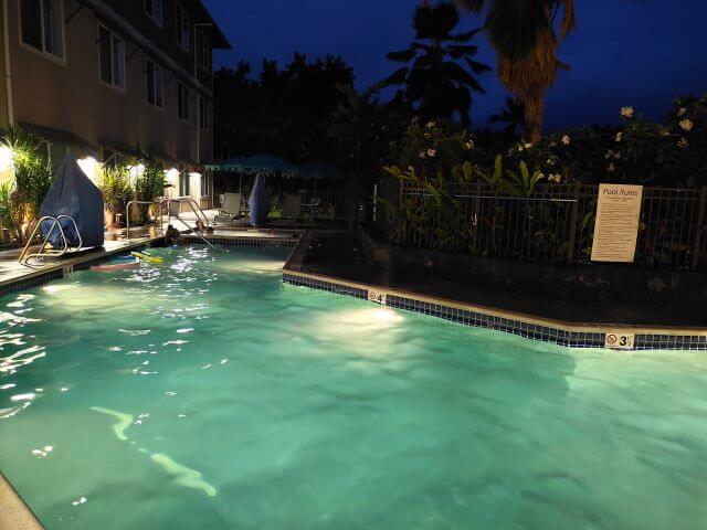 ホリデイインエクスプレス＆スイーツ・カイルアコナの夜のプールの写真