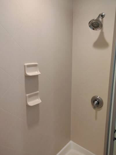 ホリデイインエクスプレス＆スイーツ・カイルアコナのシャワールームの写真