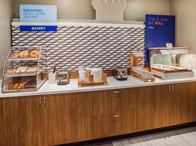 ホリデイインエクスプレス＆スイーツ・カイルアコナのブッフェのパン類の写真